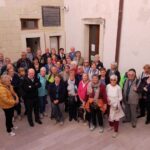 Oggi da Lecco un gruppo di turisti in visita alla Casa, dopo la visita della cit...